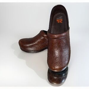 Dansko XP 2.0 Brown Embossed Leather Clogs Slip Resistant Comfort Shoes Size 42